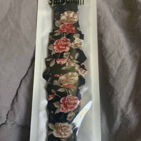 NWT 3 choices Scrunchie Apple Watch Band - Picture 8 of 9